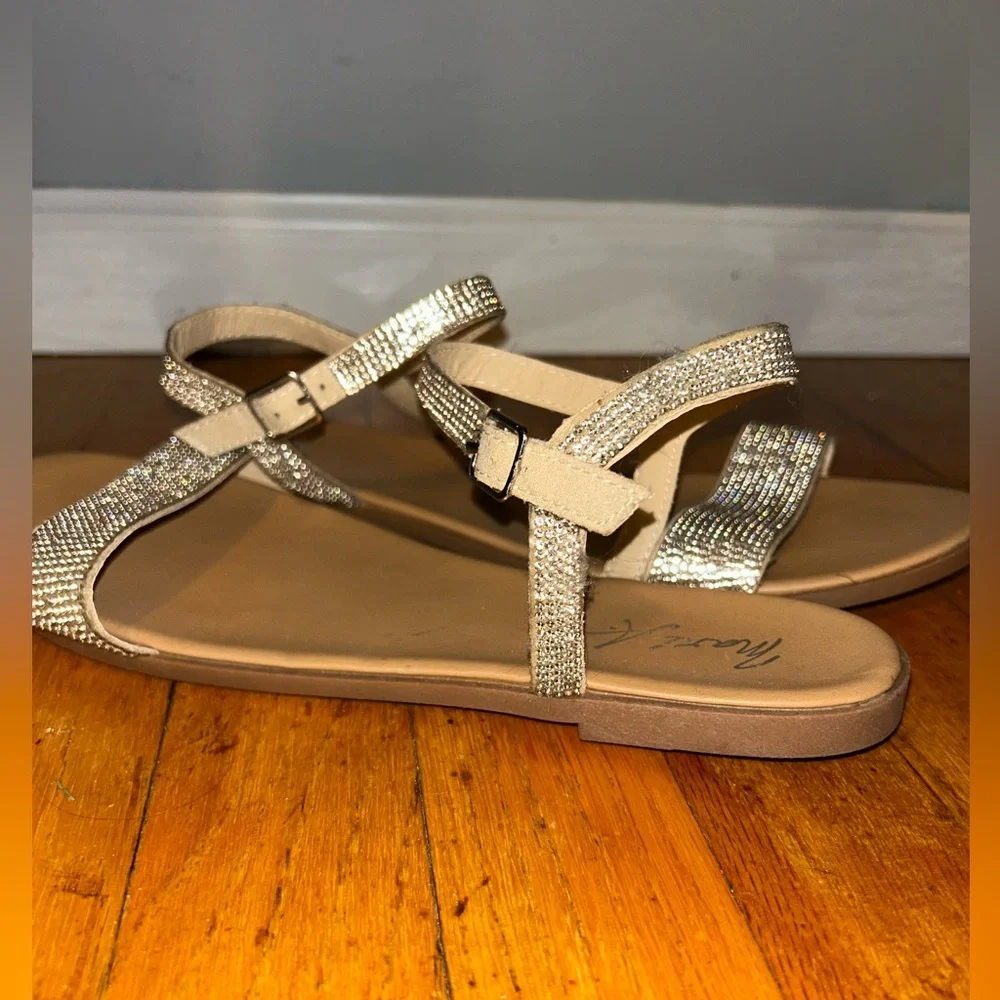 Strapped Flats - Picture 3 of 4